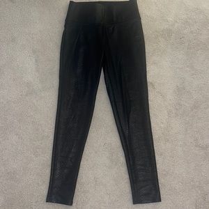 Vince camuto black crocodile textured leggings XS with ruched bum